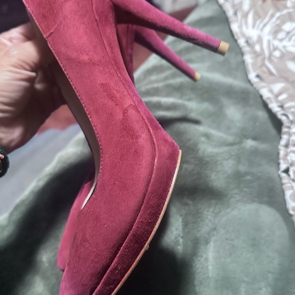 Pour La Victoire Women's Pink Suede Pumps - Picture 2 of 4